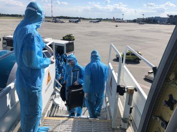 Chuyến bay đầu tiên chở công dân Việt Nam về nước từ Rumani và Ba Lan